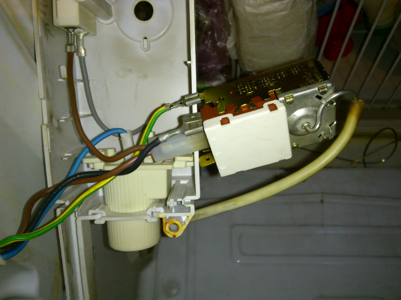 Kako promijeniti termostat na hladnjaku
